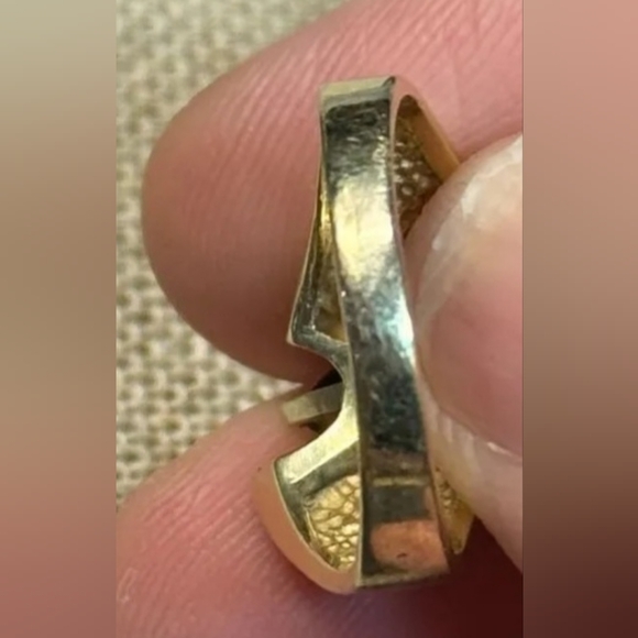 14K Yellow Gold Blue Topaz Ring Size 8 - Picture 6 of 6